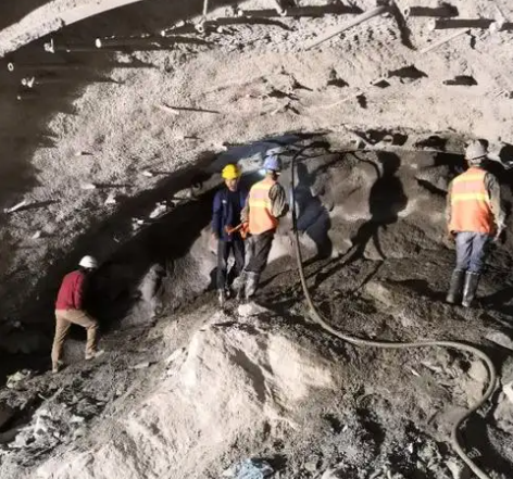 革吉隧道拱顶带模注浆料，微膨胀注浆料的特点及施工工艺